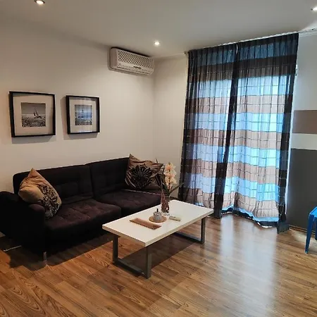 Dezela Apartment *