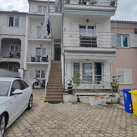 Dezela Apartment *